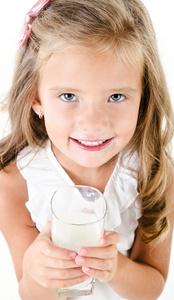 微笑孤立的小女孩喝牛奶