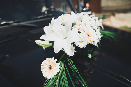婚车装饰着美丽，豪华花朵