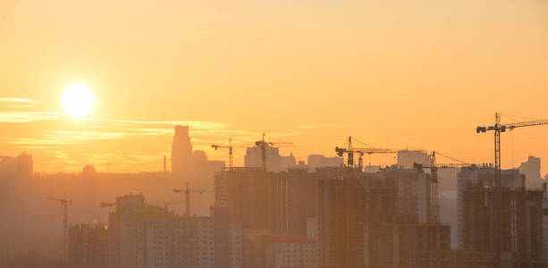 日落背景下的建筑物全景图