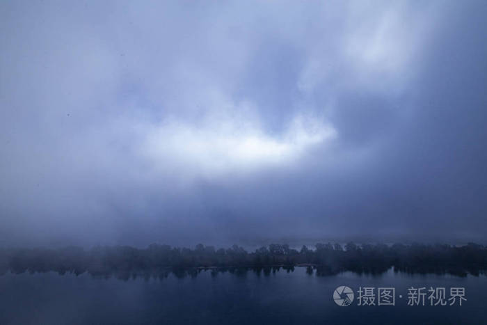 河上的雾不祥的夜晚背景