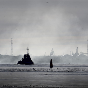 雾中货物船舶和港口建筑 silhouettes