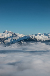 山顶上的积雪和山谷的雾气