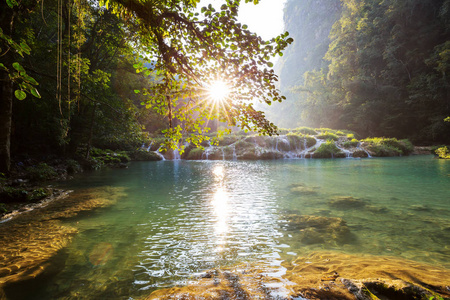 美丽的自然水池在 Semuc Champey, Lanquin, 危地马拉, 中美洲