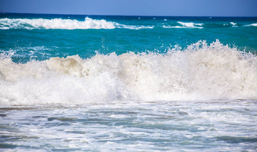 海浪。海洋的翻腾。海滩上的风暴波