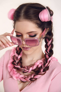 粉红色的凯恩编织与两个法国辫子的黑发少女