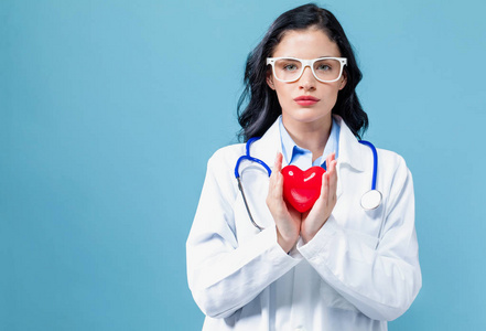 医生与听诊器和心脏概念图片