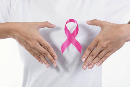 白色 t恤衫, 胸部有粉红色丝带。乳腺癌意识和国际妇女日运动的支持符号