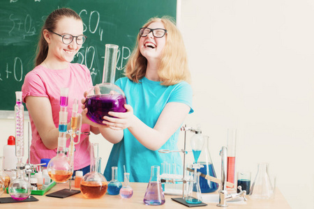 两个女孩做化学实验