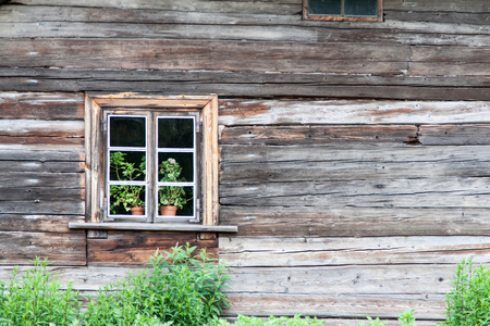 旧木房子的窗口