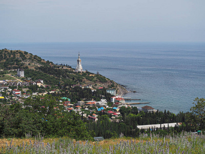 教堂白色在城市附近黑海的海费用