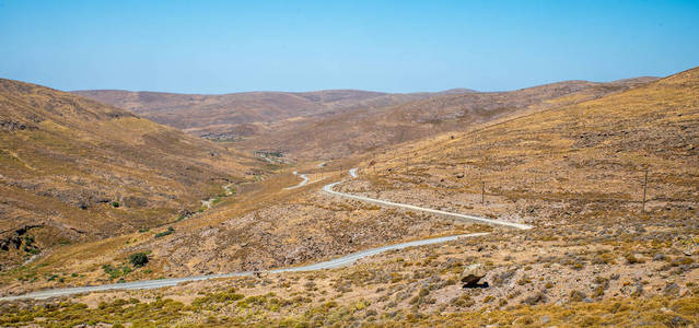 道路蜿蜒穿过山谷在勒弗斯岛在希腊