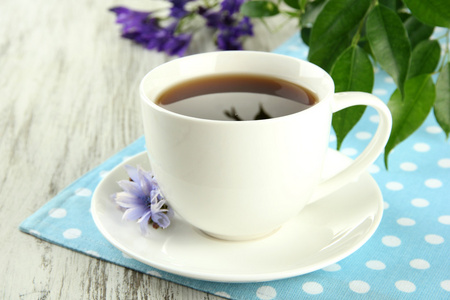 喝杯茶与菊苣木桌子上