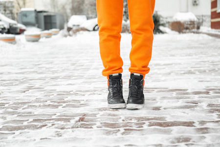 时尚女人冬天穿暖和的鞋子在城市街道上