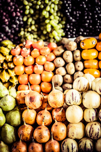 色彩鲜艳的蔬菜和水果，市场上秘鲁