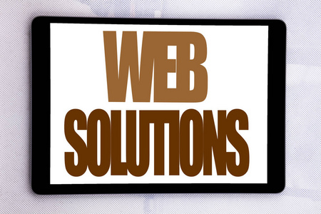 手写文字标题灵感显示 Web 解决方案。在白色背景下的平板电脑屏幕上写的互联网设计计划的商业概念