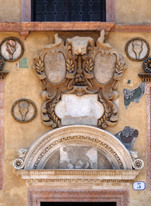 在意大利维罗纳西格诺里广场帕拉佐德拉久内宫宫墙上的低音浮雕