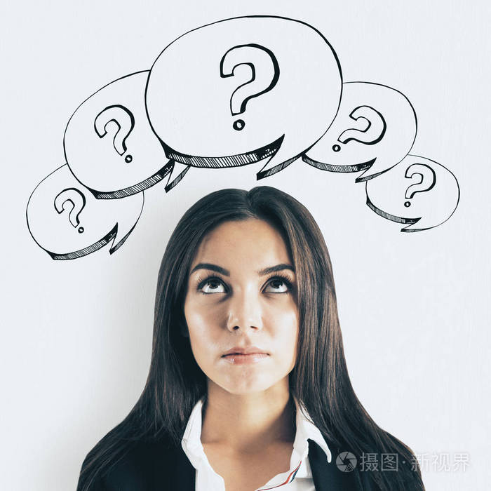 有吸引力的体贴年轻的女实业家的肖像绘制问号.困惑与挑战概念