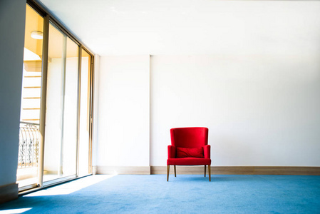 红色椅子在白色内部