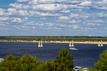 在伏尔加河上跳舞的桥。