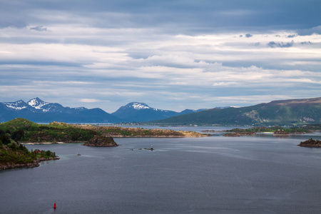 风景优美的峡湾和雪的山，挪威，罗浮观