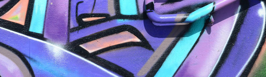 涂鸦画碎片。在街头艺术文化的风格上装饰着漆渍的旧墙。紫色色调的彩色背景纹理