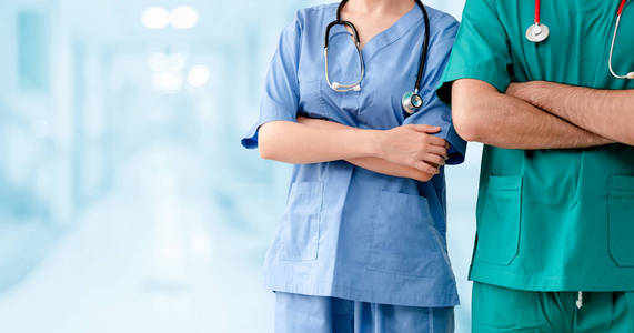 两名医院职员外科医生大夫或护士站在医院里交叉双臂。医疗保健和医生服务