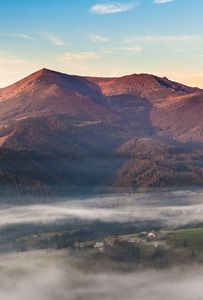 雾和云山山谷风景