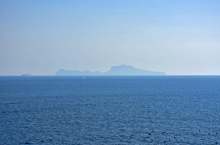 那不勒斯.卡普里岛由蛋城堡观察。这个岛的形状看起来像一个女人在海中沉睡的轮廓