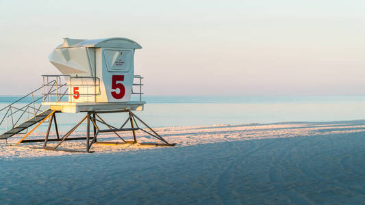 佛罗里达州一个美丽宁静的白色沙滩上的空救生站