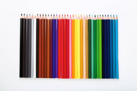 彩色的铅笔在白色背景上的行