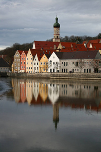 巴伐利亚 Landsberg 城市附近的小河流风光照片
