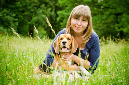 比格犬的女人