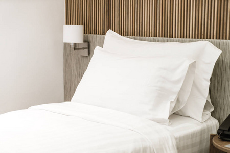 舒适的枕头在床装饰在旅馆卧室