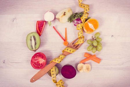 由含有天然矿物质和维生素的水果和蔬菜制成的卷尺和钟表, 时间饮食和减肥概念