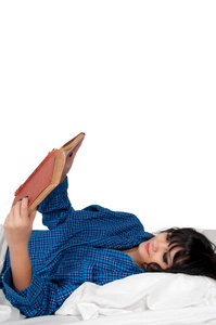 女人在床上阅读