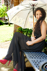 美丽的女人，公园里的伞