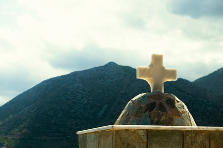 基督教的十字架，山脉和天空的背景上