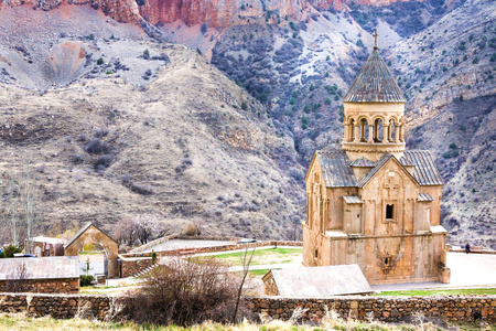 中世纪亚美尼亚 Noravank 修道院复合体反对红色山, 亚美尼亚