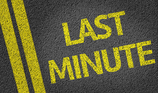 写在道路上的最后一分钟摄影图