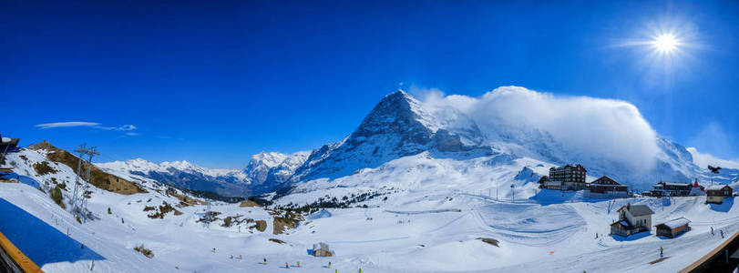 从克莱恩 Scheidegg 站, 沿铁路从因特拉肯到 Jungfraujoch 3466 m 全景视图。在日光在瑞士