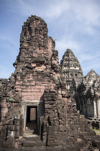 Phimai 历史公园的高棉寺庙废墟在 Phimai 节日在 Phimai 镇在 Provinz 空的叻差在泰国。泰国, Phi