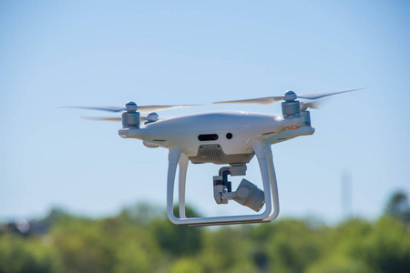 现代无人机, quadrocopter 是在空气中的天空和草的背景