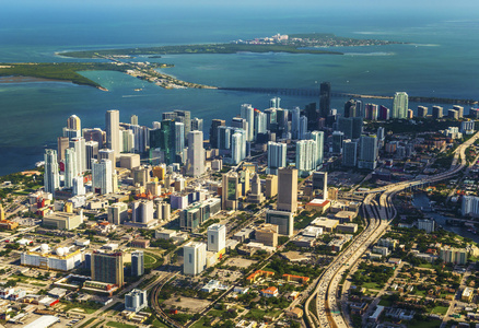 空中的小镇和迈阿密海滩图片