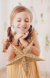 可爱的小女孩在家里的礼服, 快乐的童年概念