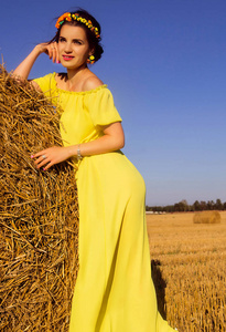 美丽的年轻时尚女人穿着黄色连衣裙在 backg