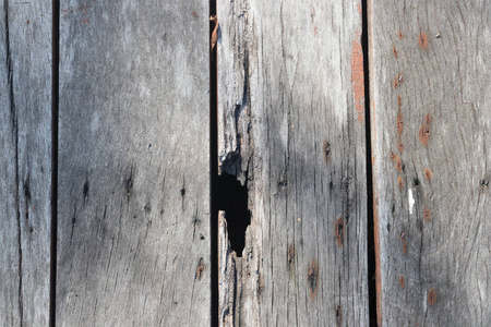 木地板是由古老的木板与美丽的图案生锈的金属钉子