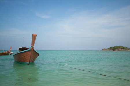 鸟瞰图的美丽海滩的利普反对在沙敦府，泰国，清澈的水和蓝蓝的天空蓝蓝的天空。利普岛泰国