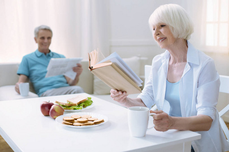 快乐的好退休者读一本书