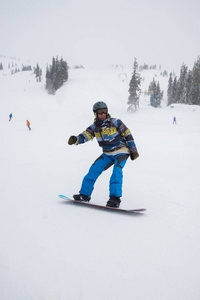 在暴风雪中, 滑雪骑在滑雪胜地的下坡