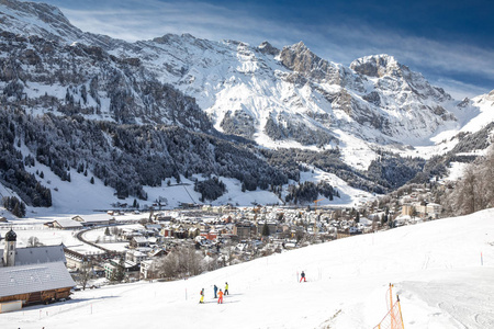 恩格尔伯格村庄从恩格尔伯格 Klostermatte skiresort, 小行政区 Obwalden, 瑞士